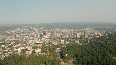 Toma-Aérea-Deslizante-De-Portland-Oregon-Desde-El-Parque-Forestal