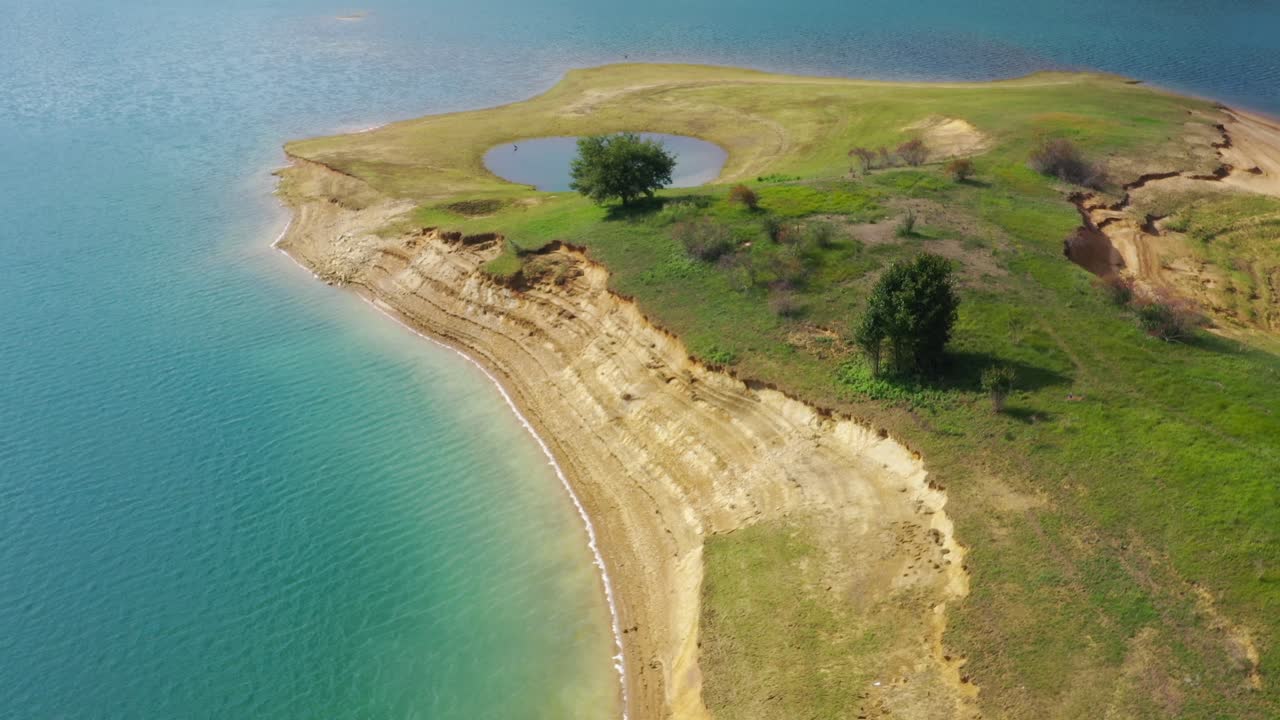isla con estanque inundado en el lago rama bosnia y herzegovina en un día tranquilo y soleado, tiro aéreo de la muñeca