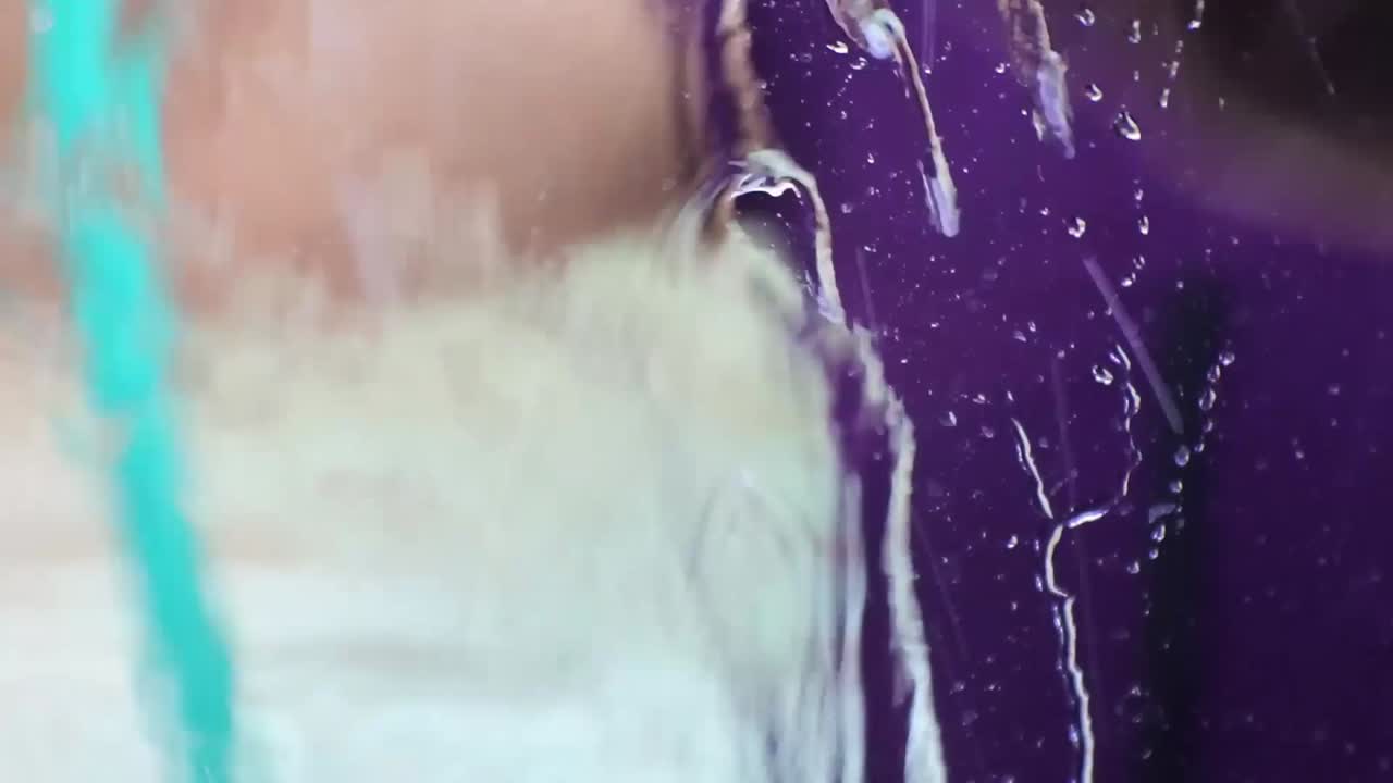 agua húmeda en toda la superficie de la corriente