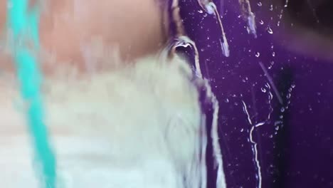 agua húmeda en toda la superficie de la corriente
