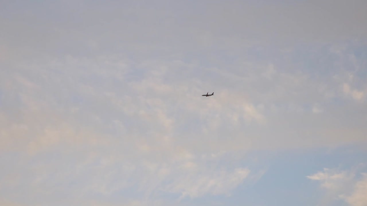 구름 위로 날아다니는 비행기