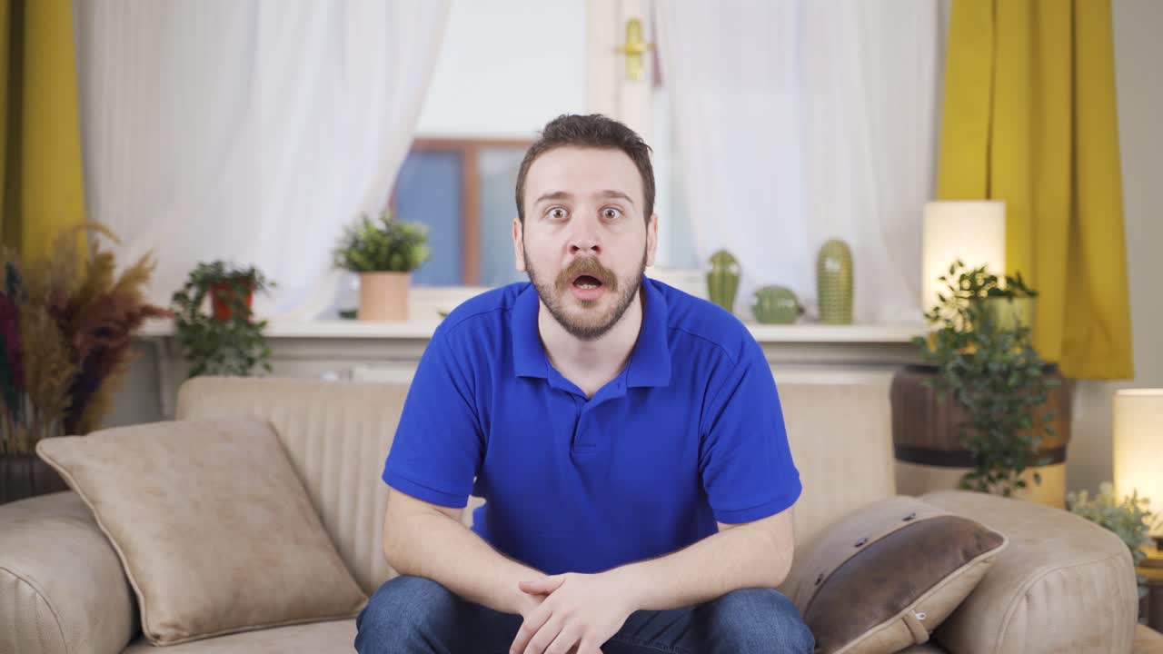 Uomo che guarda la telecamera confuso
