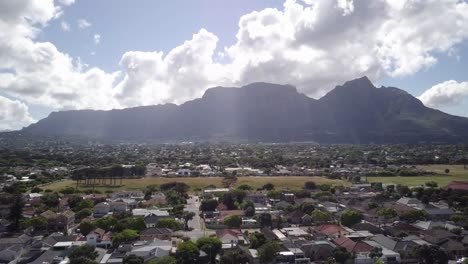 Kapstadt-Stadtbild-Mit-Tafelbergkämmen-Im-Hintergrund-Während-Des-Sonnenaufgangs-In-Südafrika