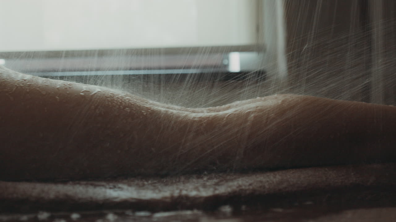 una chica que tiene un tratamiento de spa.