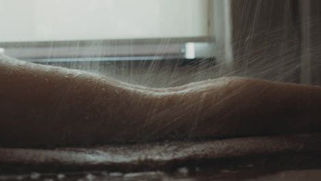 스파 치료를 받는 소녀