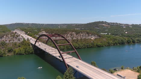 Sobrevolar-El-Puente-Pennybacker-En-Austin,-Texas-Con-Un-Dron