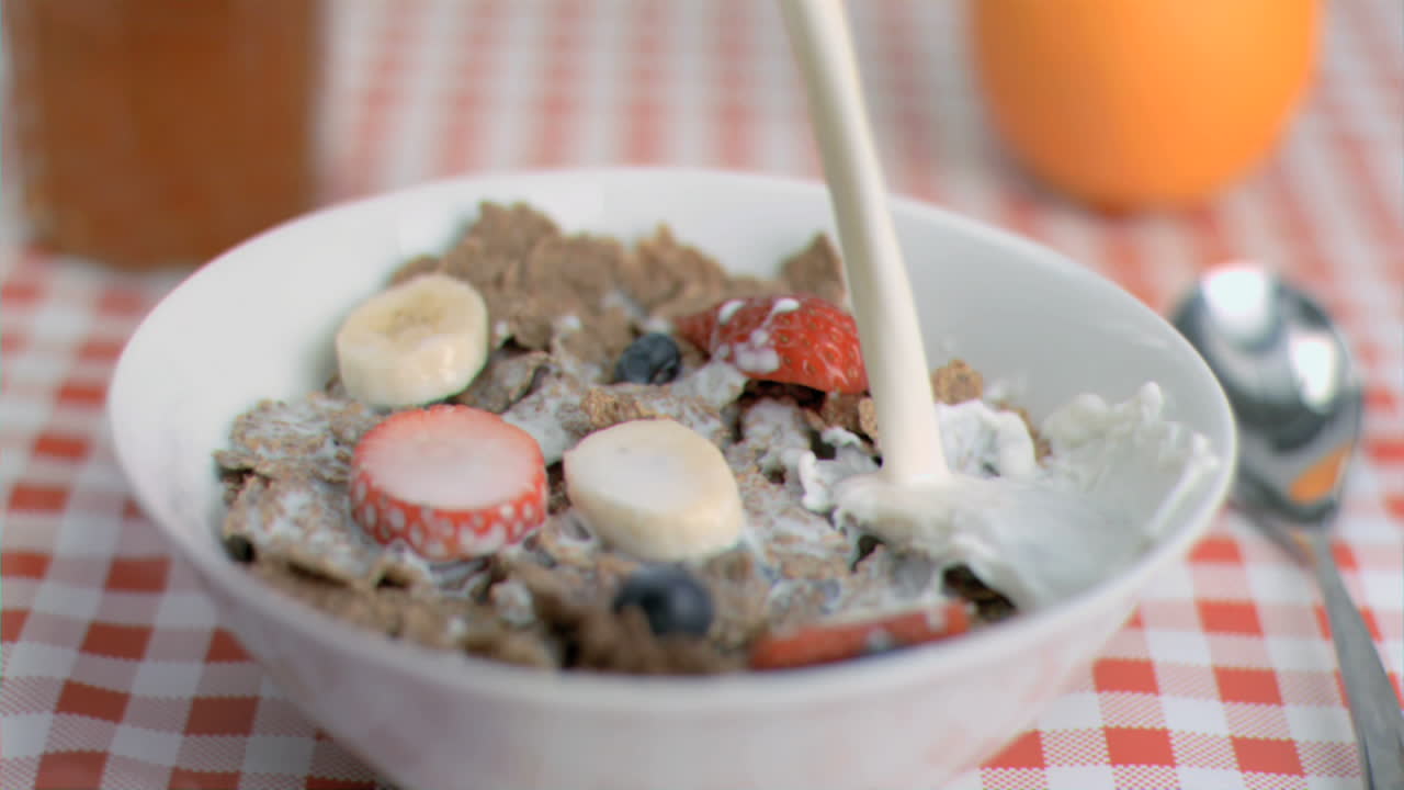 초 느린 동작으로 우유가 여지고 있습니다.