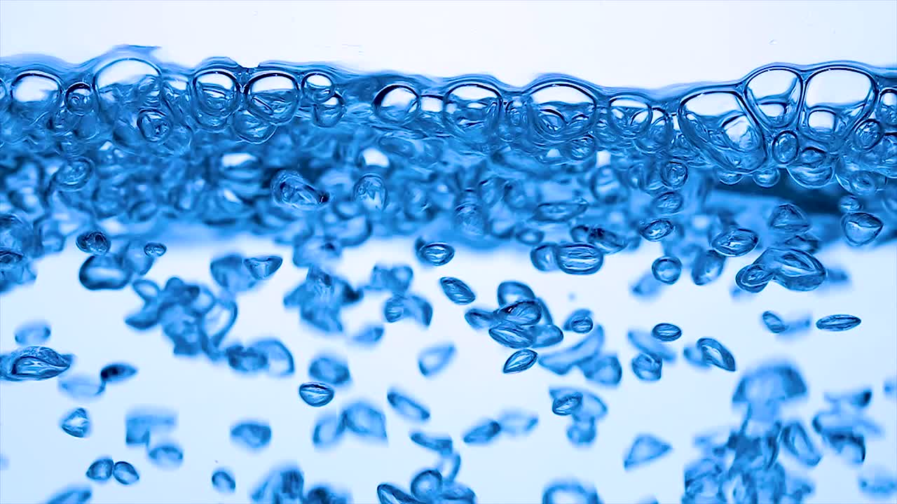 물을 슬로우 모션으로 가 ⁇ 게 찍습니다.