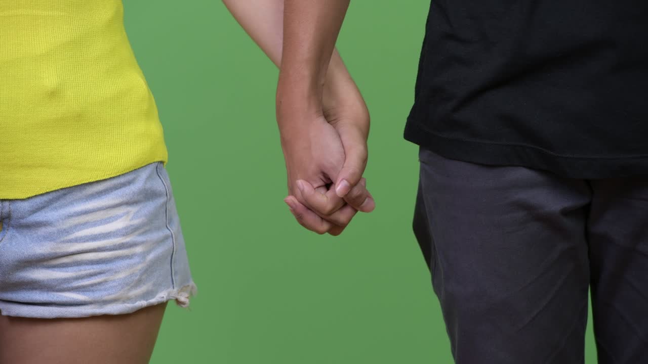 손을 잡고 있는 젊은 부부