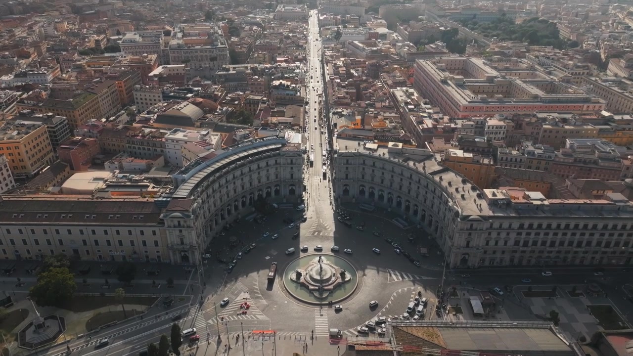 Ripresa aerea con drone su Piazza della Repubblica a Roma, Italia. Il filmato cattura gli edifici semicircolari simmetrici, la fontana e Via Nazionale.