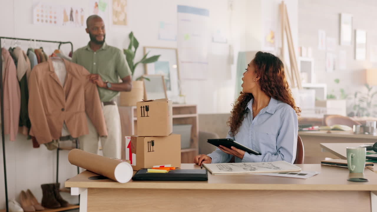 inicio de la moda de comercio electrónico, existencias de ropa