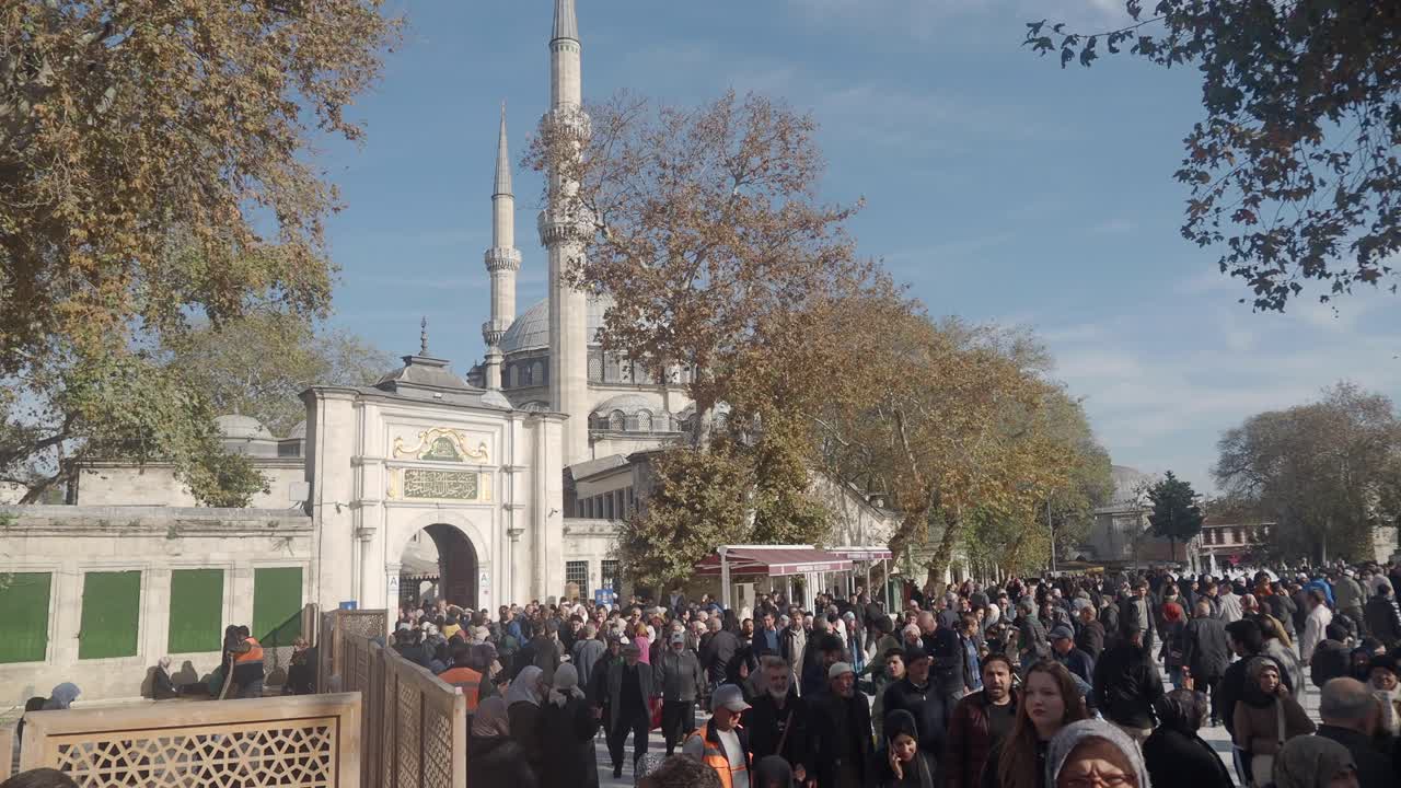Praça da Mesquita Lotada em Istambul