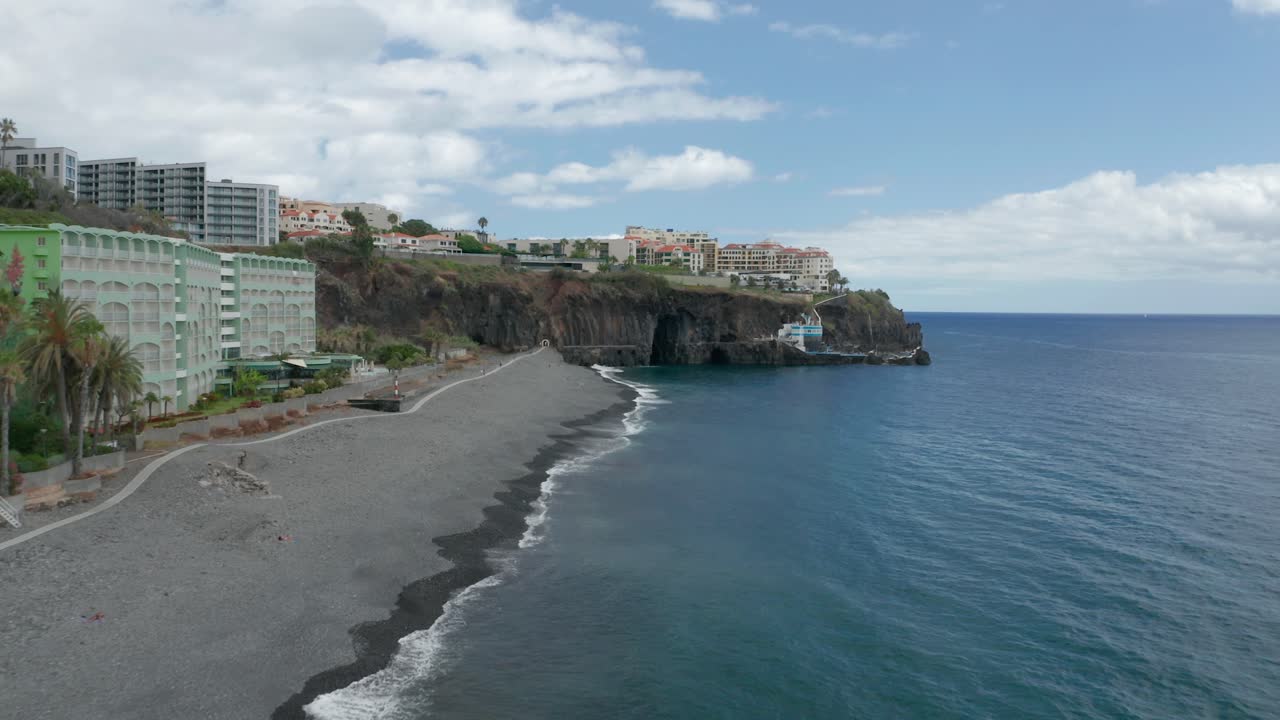 aéreo en la playa rocosa turística vacía praia formosa en la isla madeira