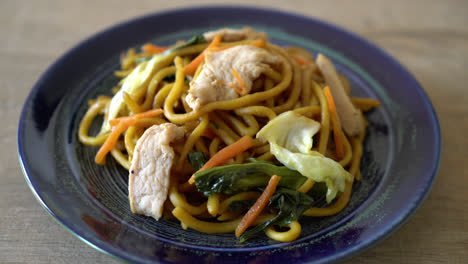 stir-fried yakisoba noodles with chicken