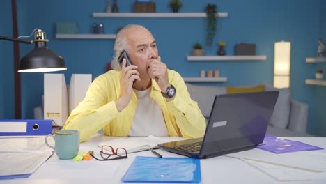 Alter-Mann,-Der-Im-Home-Office-Arbeitet,-Erhält-Schlechte-Nachrichten-Am-Telefon.