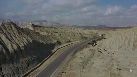 Vista-Aérea-De-La-Carretera-Vacía-A-Través-Del-Accidentado-Paisaje-Desértico-De-Baluchistán