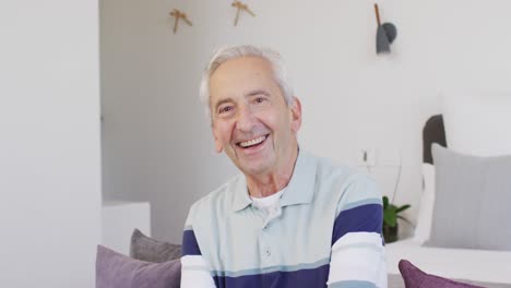animación de un hombre mayor caucásico feliz mirando a la cámara