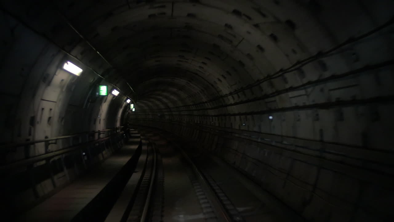 pasando por el túnel subterráneo