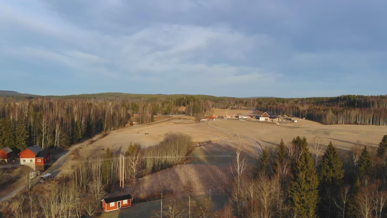 drone acercándose a campos y granjas