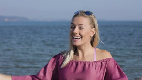 vrolijke en warme groet van een vrouw op het strand