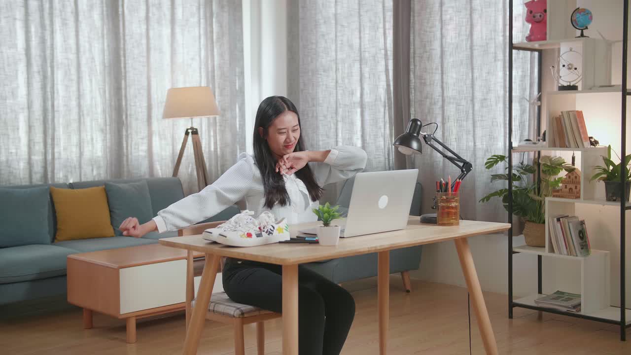 가정에서 일하는 여자