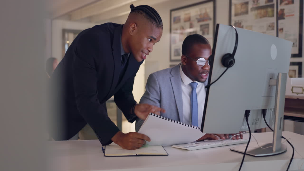 Ordinateur, formateur et professionnels en entreprise