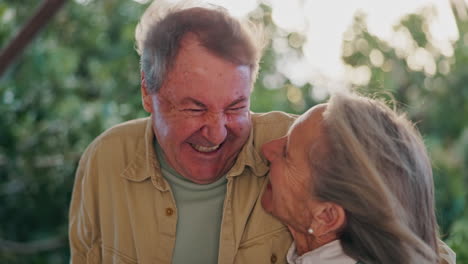 Ancianos,-Pareja-Y-Riendo-Con-Abrazo-En-El-Jardín