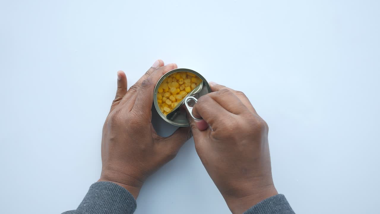 옥수수 캔을 열고