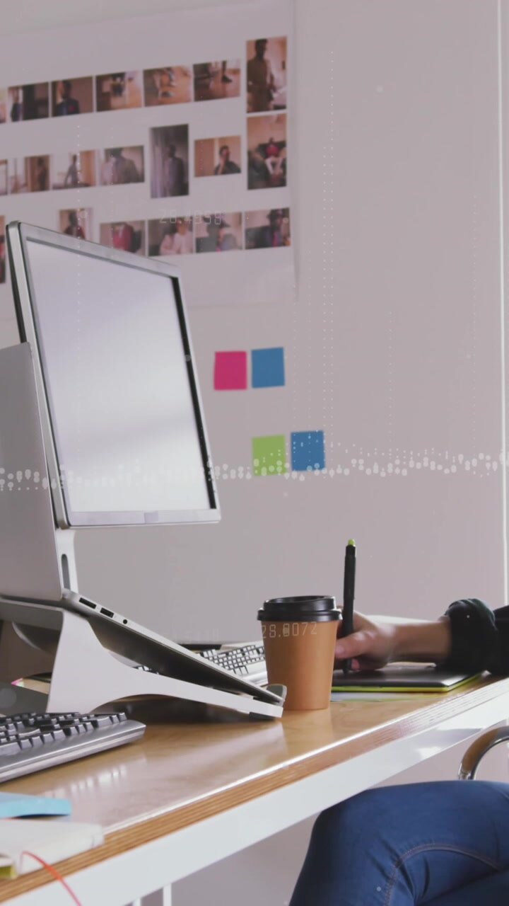 Composizione dell'elaborazione di dati finanziari su donna d'affari che usa il computer in ufficio