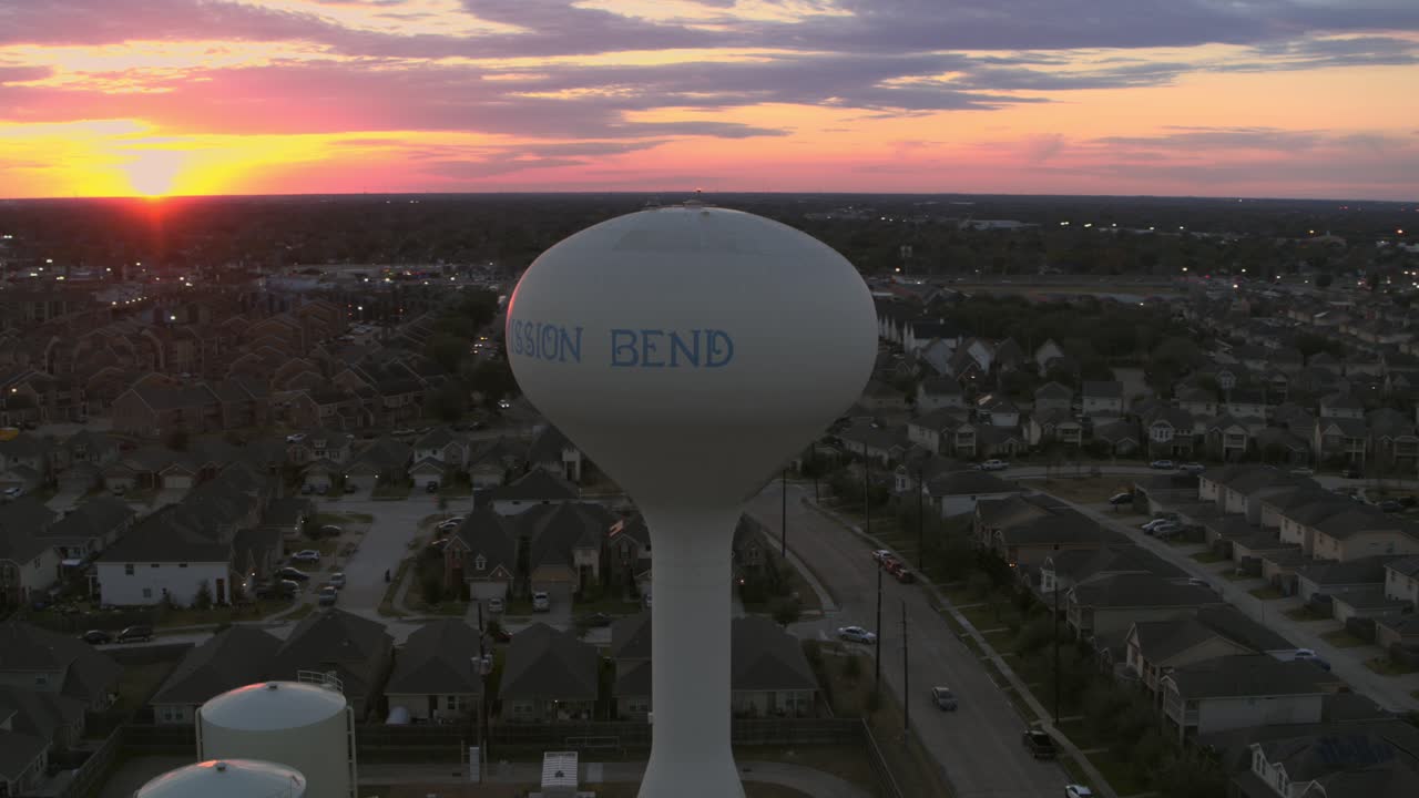 Riprese aeree fluide con drone del quartiere residenziale di Mission Bend nella zona ovest di Houston, Texas, che mostrano case suburbane e la disposizione della comunità alla luce del giorno. Adatto per progetti immobiliari
