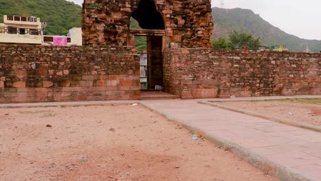 antigua gran mezquita llamada adhai din ka jhonpra arquitectura vintage en el día desde diferentes ángulos el video se toma en adhai din ka jhonpra en ajmer rajasthan india el 19 de agosto de 2023