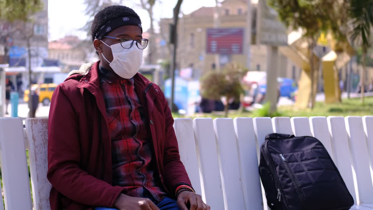 el hombre de la máscara negra abre su bolsa.