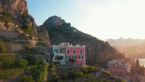 casa en un acantilado al amanecer, costa de amalfi