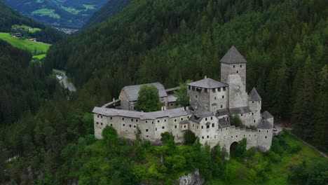 Sensationelle-Luftaufnahme-Der-Burg-Taufers-In-Südtirol,-Italien