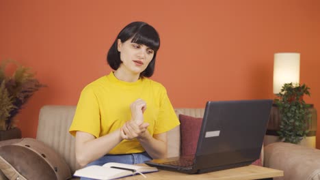 Das-Handgelenk-Der-Frau,-Die-Einen-Laptop-Benutzt,-Tut-Weh.