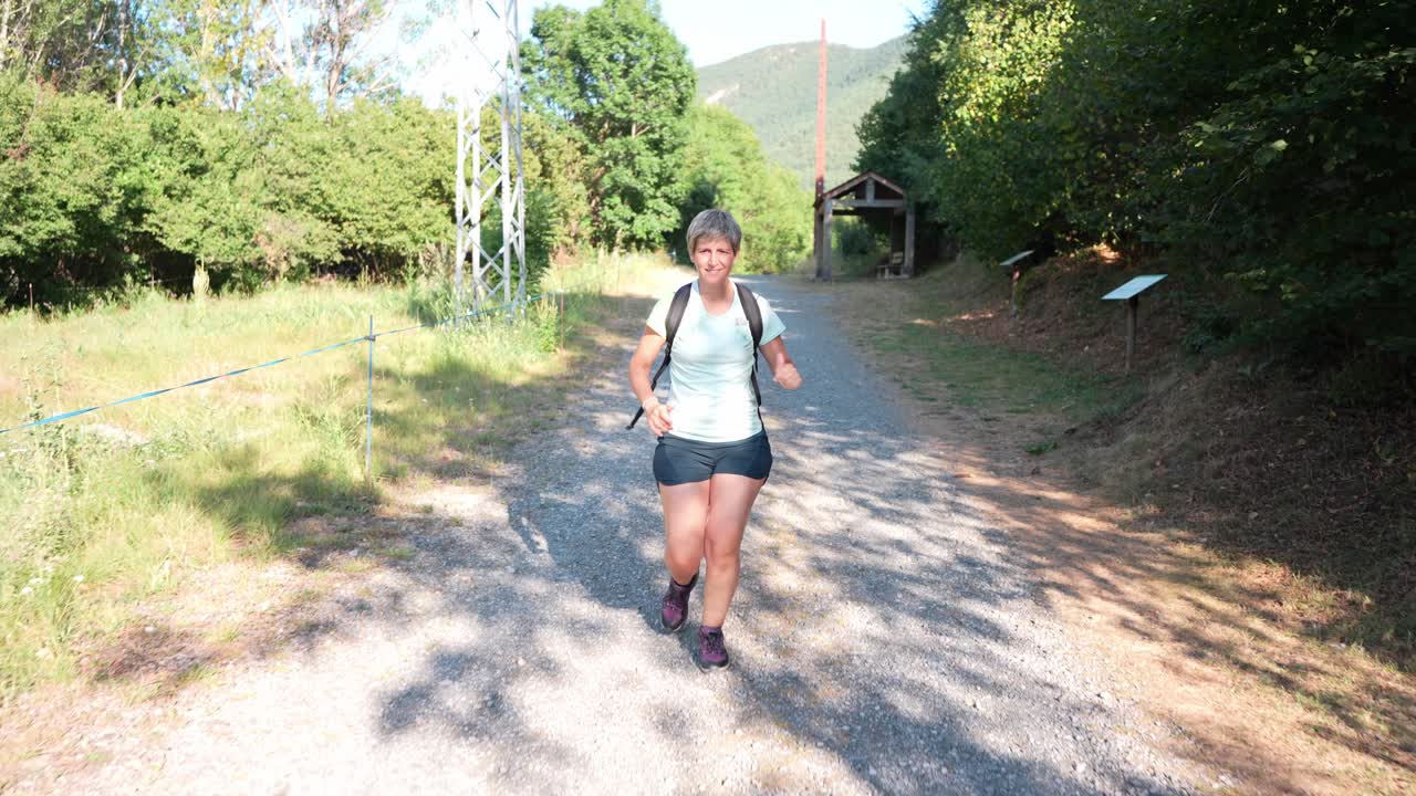 Donna che corre su un sentiero di ghiaia
