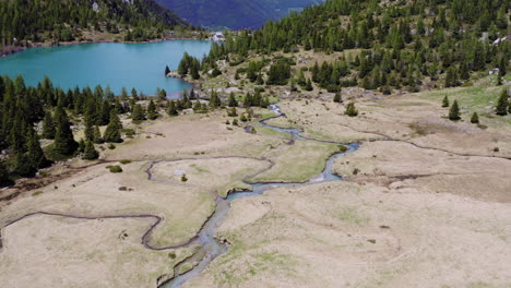 Vista-Aérea-De-La-Corriente-De-Agua-De-La-Montaña-Y-El-Lago-Natural-De-La-Montaña