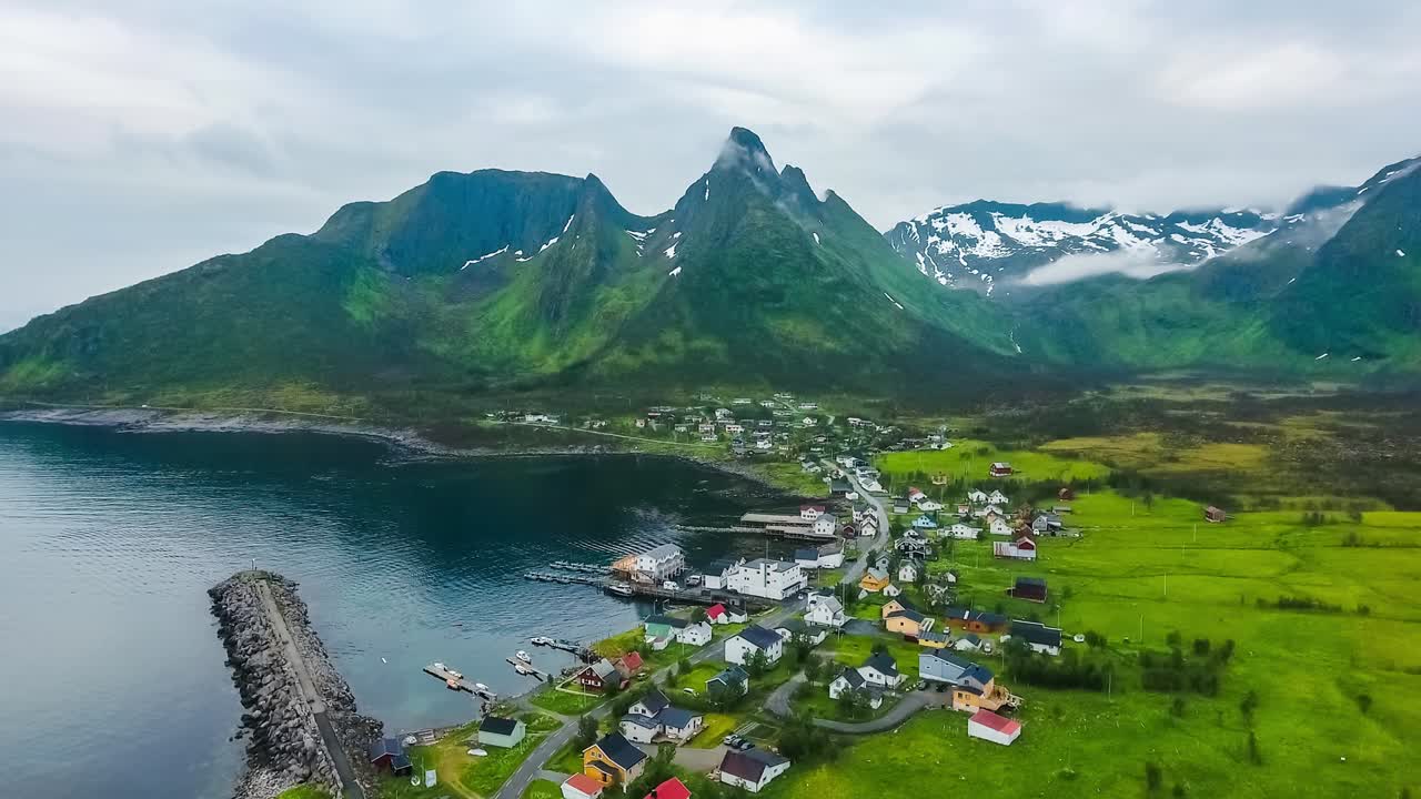 mefjordvar, isla de senja. hermosa naturaleza noruega paisaje natural mefjord.