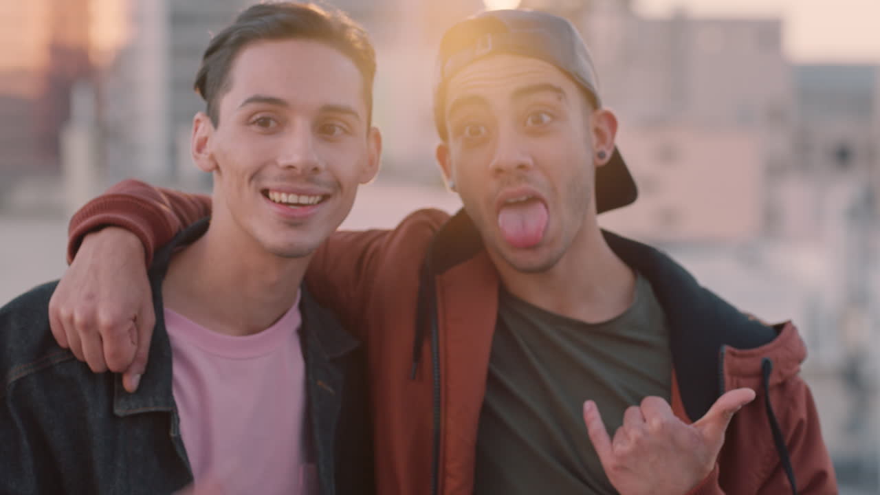 manos cerradas usando teléfonos inteligentes amigos felices posando para fotos en el techo divirtiéndose haciendo caras compartiendo fin de semana en la ciudad en las redes sociales