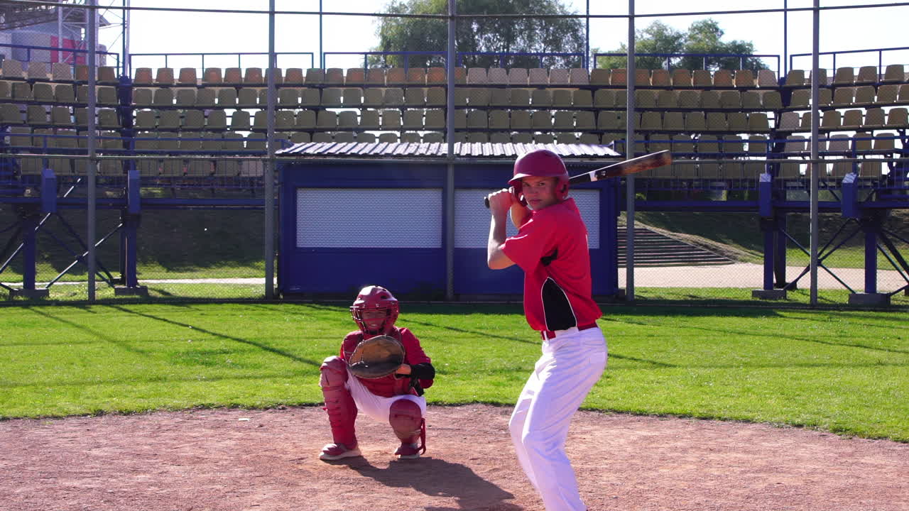Allenamento di baseball giovanile focalizzato sulle meccaniche di battuta e sul miglioramento delle tecniche di ricezione