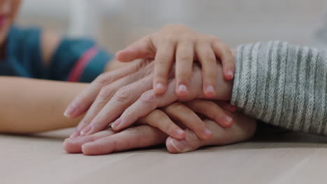 Nahaufnahme-Eines-Kleinen-Mädchens,-Das-Die-Hand-Seiner-Großmutter-Hält-Und-Zuneigung-Zeigt.-Ein-Liebendes-Kind,-Das-Mitgefühl-Für-Die-Oma-Zeigt-Und-Die-Bindung-Zur-Enkelin-Genießt.-Familienkonzept,-4K-Videos