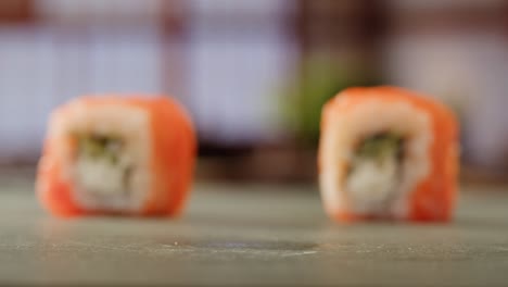 rollo de sushi de salmón con palillos