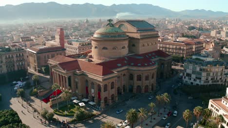 Volando-Hacia-El-Teatro-Massimo-En-Palermo-Revelando-La-Ciudad-Y-Las-Montañas