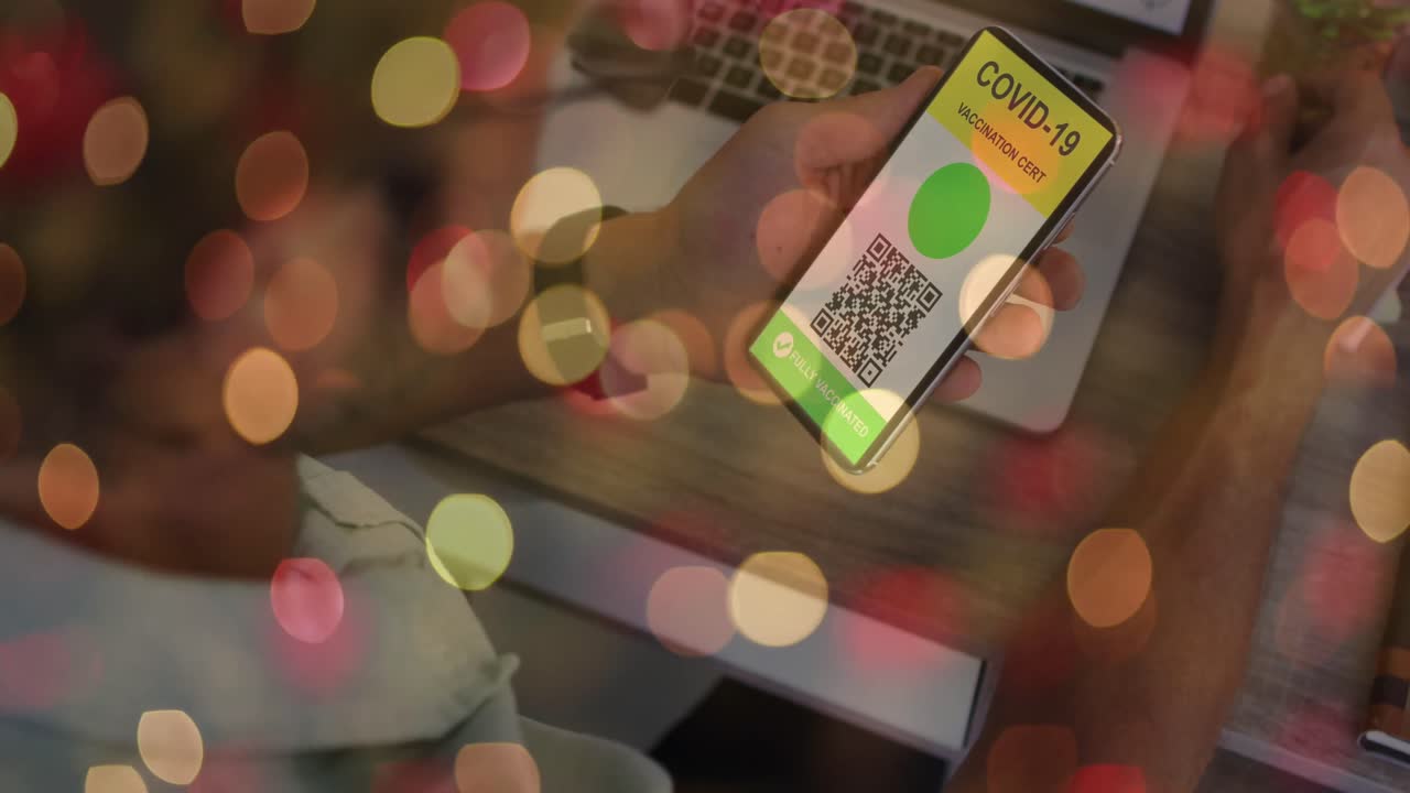 animación de un hombre que sostiene un teléfono inteligente con pasaporte de vacunación contra la covid-19 sobre luces borrosas