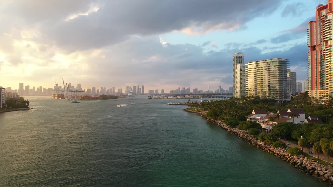 horizonte de la playa de miami al atardecer con barcos y edificios en segundo plano