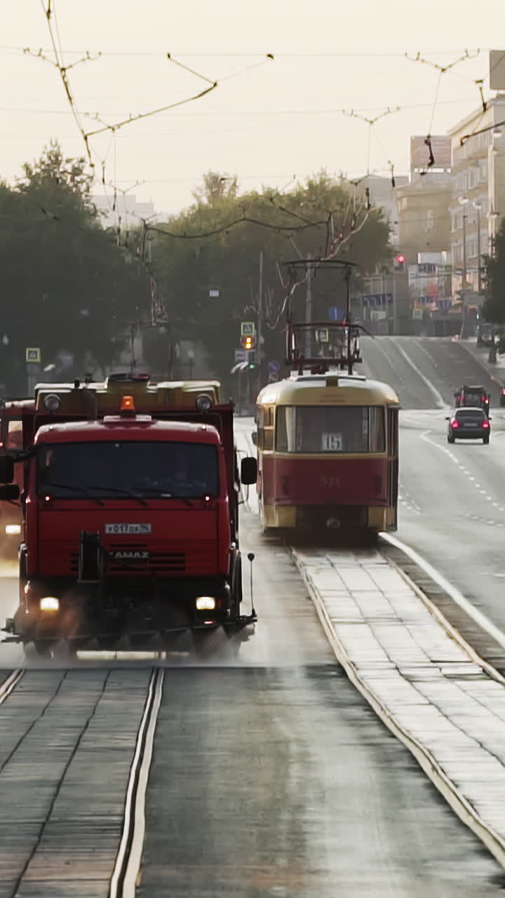 도시에서 거리 청소와 트램