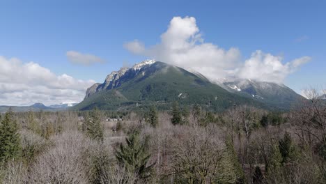 상록 숲과 태평양 북서쪽 풍경으로 인 마운트 시 (mount si) 는 워싱턴 주에서 부분적으로 구름이 가득한 하늘에 있습니다.