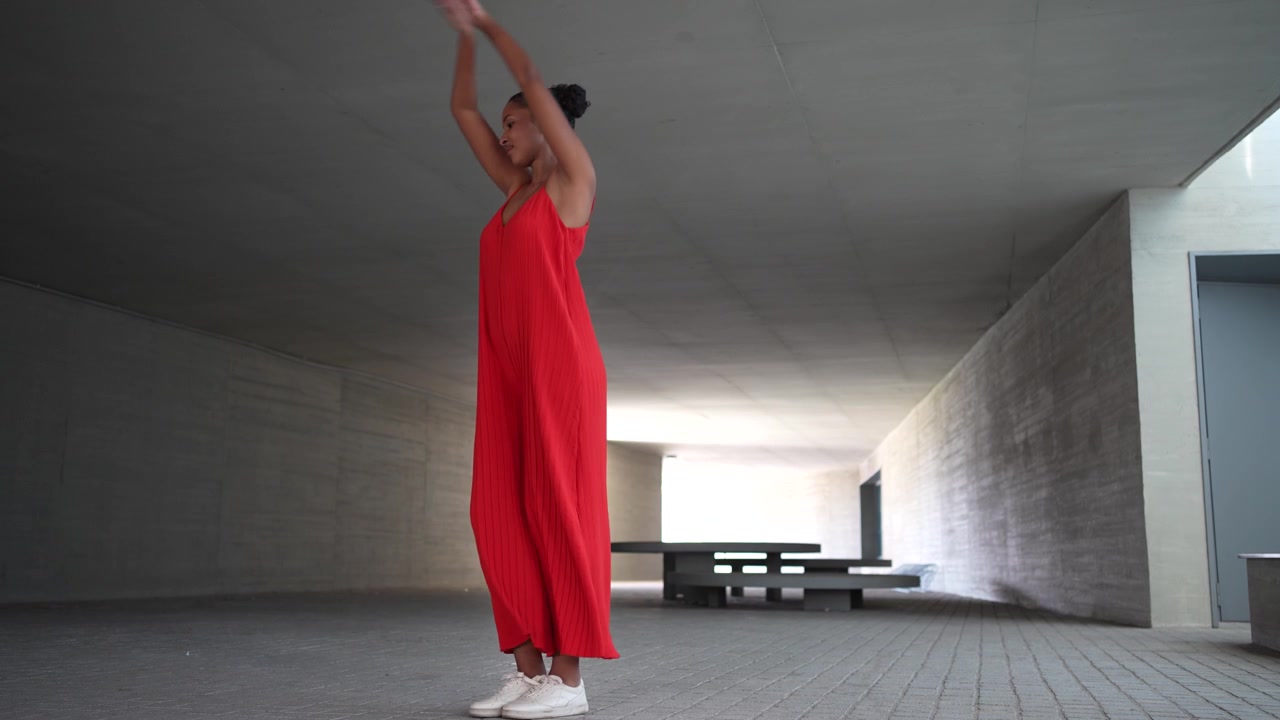Affascinante posa di danza aggraziata ambientata in un vivace contesto urbano.