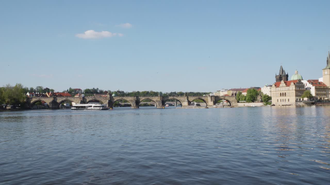 Ponte Carlo sul fiume Moldava a Praga, panoramica a sinistra