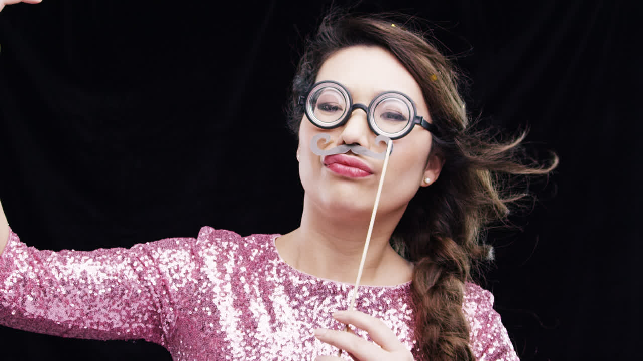 mujer asiática bailando en cámara lenta en la cabina de fotos de la fiesta